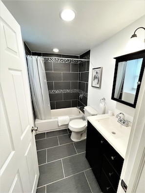 1 bedroom - Boardwalk- Large Modern Unit With King bed Fast Wifi Free Coffee and Easy Parking (Wilmington)