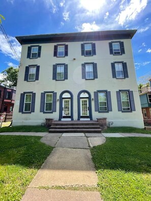 Apartment | 2 bedrooms - The Terrace at Park Place 2nd Floor Walk up -cozy 2 Bedroom Fast Wifi Free Coffee (Wilmington)