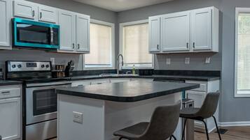 House | 3 bedrooms, desk, Internet