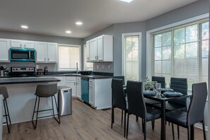 3 bedrooms, desk, Internet - Cozy Modern Villa in New Castle (New Castle)
