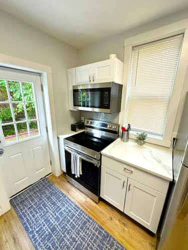 Cozy Unit King bed Laundry