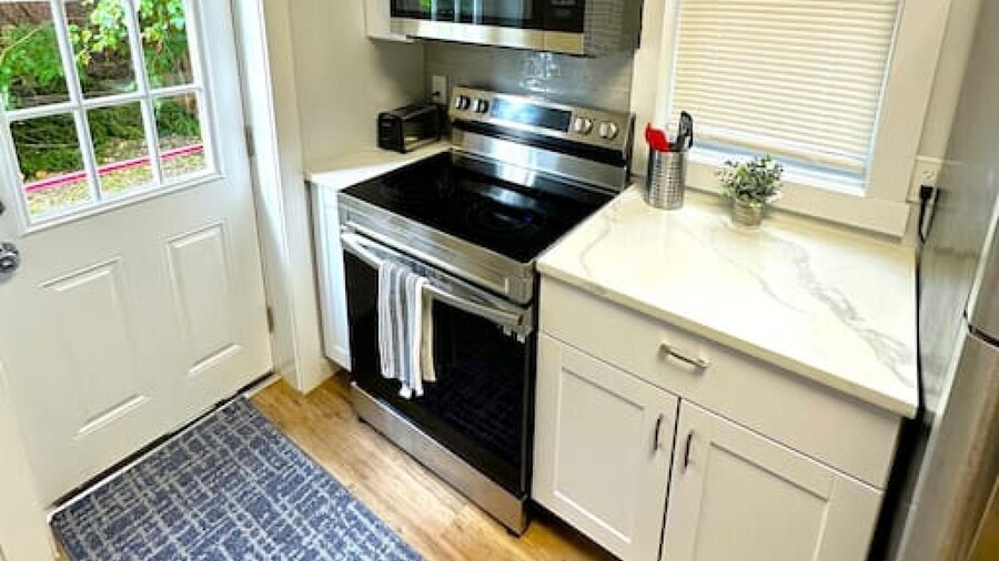 Cozy Unit King bed Laundry