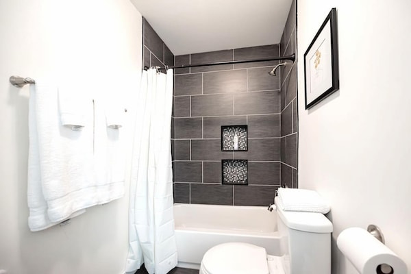 Park Place- Cozy Modern Space Fully Updated Fast Wifi Good Coffee And Easy Parking - The Inn at Grace Winery