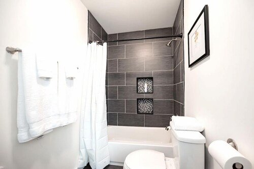 Park Place- Cozy Modern Space Fully Updated Fast Wifi Good Coffee and Easy Parking