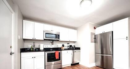 Park Place- Cozy Modern Space Fully Updated Fast Wifi Good Coffee and Easy Parking