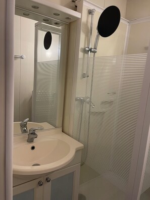 Hårtørrer, håndklæder, Toiletpapir