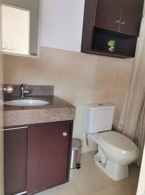 Een haardroger, handdoeken, toiletpapier