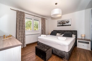 3 bedrooms, iron/ironing board, WiFi, bed sheets