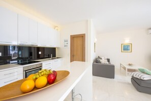 Kühlschrank, Mikrowelle, Ofen, Geschirrspüler