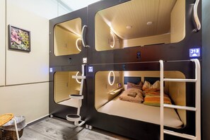 2 bedrooms, WiFi, bed sheets - Mue Cubes , your cozy capsule Hotel In Basel (Basel)