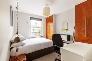 2 ع دّة غرف نوم ومكتب ومكواة/لوح كي وواي فاي