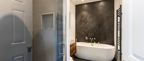 Shower, eco-friendly toiletries, towels
