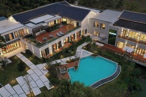 A modern two-story house with a swimming pool, outdoor seating, and a well-maintained lawn. - Nanjing Bojin Blossom Hill · Pipa Mountain Lodge (Sun Yat-sen's Mausoleum) (Nanjing)