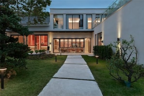 A modern house with a central open-plan living area, a visible kitchen, and a well-maintained garden. - Nanjing Bojin Blossom Hill · Pipa Mountain Lodge (Sun Yat-sen's Mausoleum) (Nanjing)