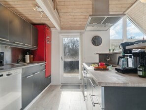 Kylskåp, mikrovågsugn, diskmaskin och grytor/köksredskap