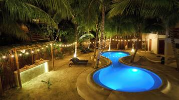 Una piscina al aire libre