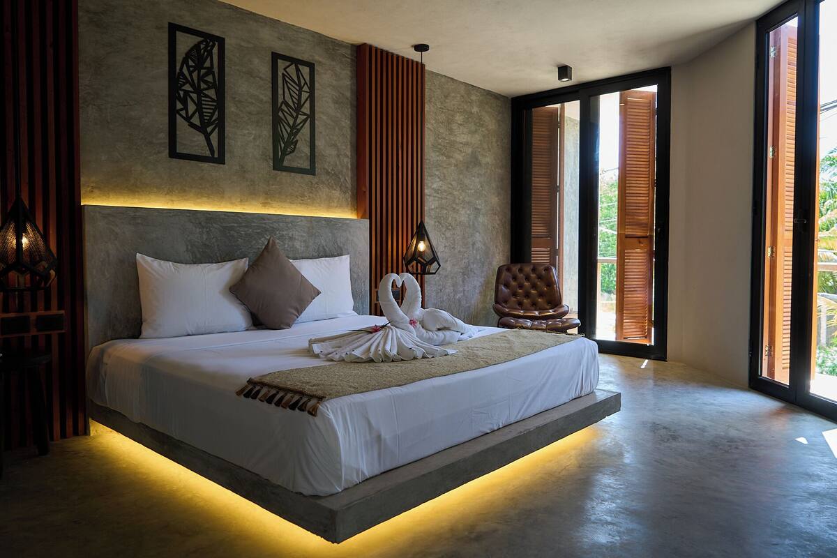 Deluxe Room, 1 King Bed | Free WiFi, bed sheets