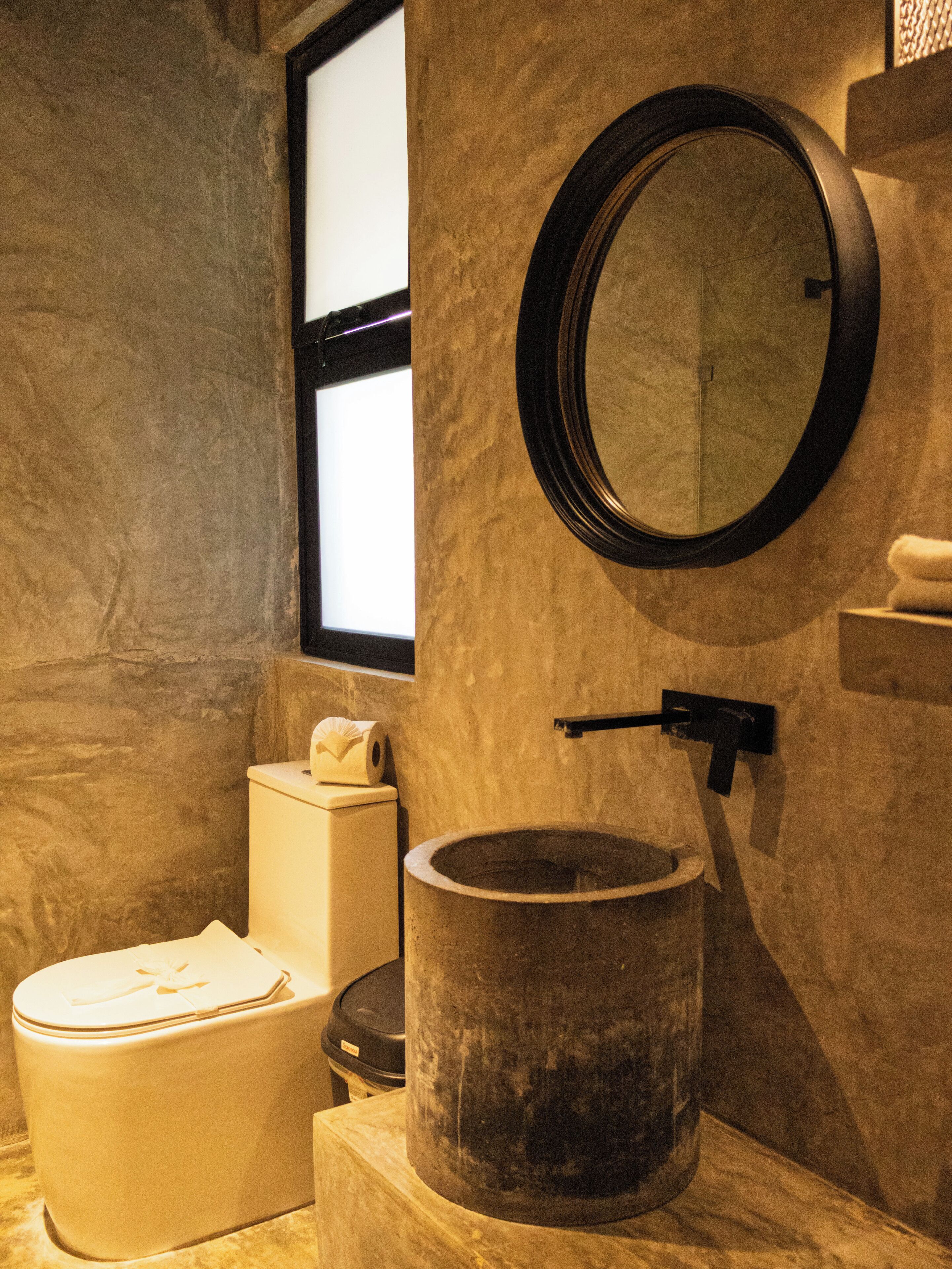 Un bagno con il water, un lavabo e uno specchio.