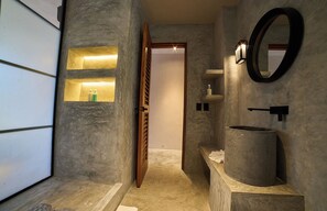 Deluxe Room, 1 King Bed | Bathroom | Shower, free toiletries, towels, soap