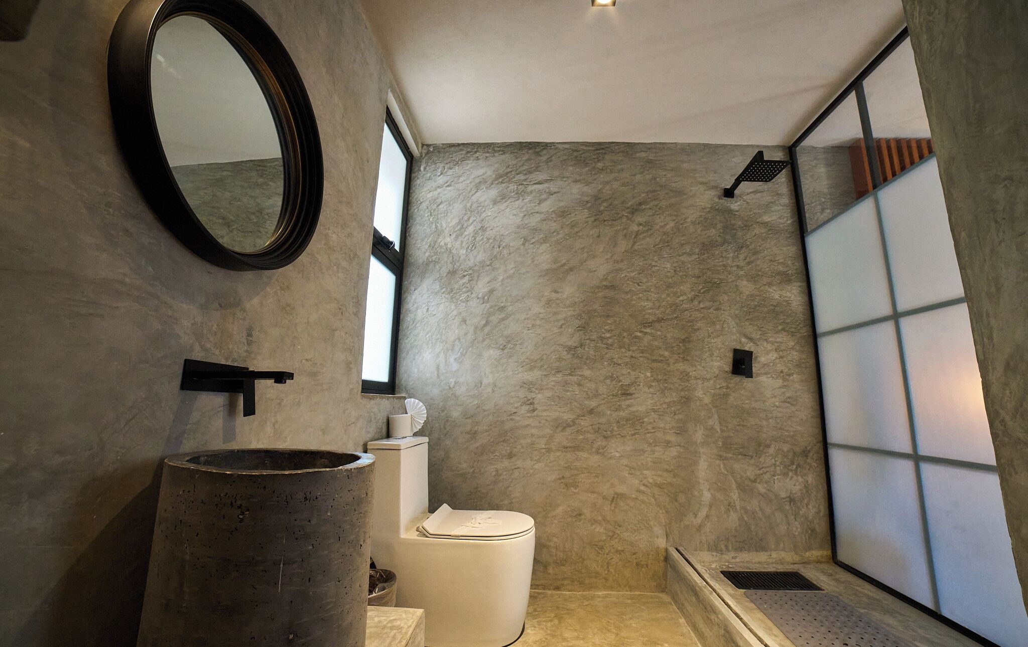 Habitación Deluxe, 1 cama de matrimonio grande | Baño | Ducha, artículos de higiene personal gratuitos, toallas y jabón