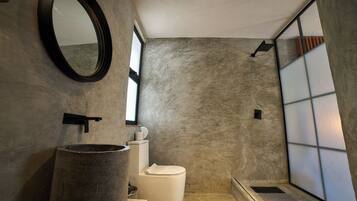 Habitación Deluxe, 1 cama de matrimonio grande | Baño | Ducha, artículos de higiene personal gratuitos, toallas y jabón