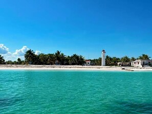 Una spiaggia nelle vicinanze, sabbia bianca