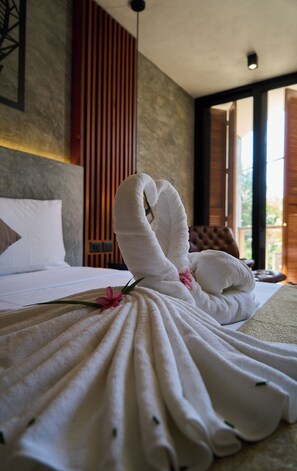 Quarto luxo, 1 cama King | Banheiro | Chuveiro, produtos de toalete grátis, toalhas de banho, sabonete