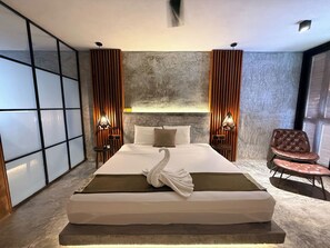 Deluxe Room, 1 King Bed | WiFi (free), bed sheets
