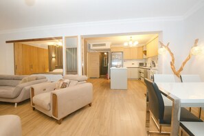 Luxury Suite, Kitchenette, Sea View | Soundproofing, free WiFi - Suna  Suites Hotel & Fethiye (Fethiye)