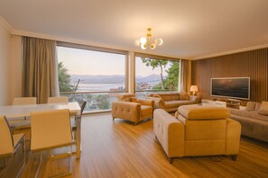 Luxury Suite, Kitchenette, Sea View | Living area