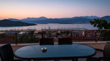 Family Room, Kitchenette, Sea View | Pemandangan dari bilik