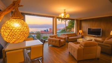 Suite de lujo, cocineta, vista al mar | Terraza o patio