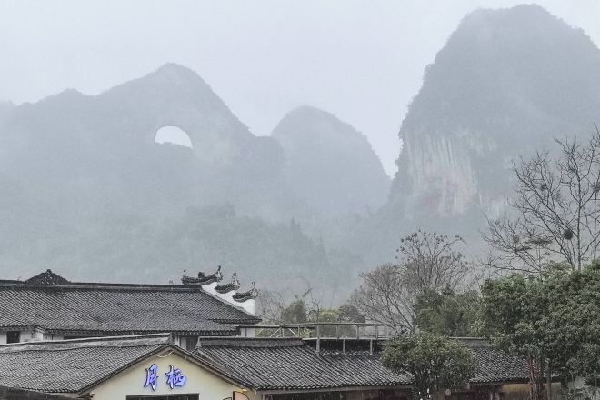 A traditional building with a sign that reads '周栖'.