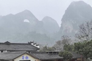 Un edificio tradicional con un letrero que dice '周栖'.
