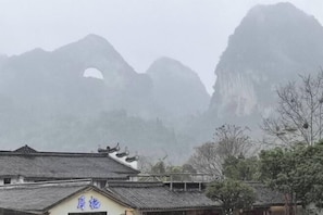A traditional building with a sign that reads '周栖'. - Yuzhong Senshu Business Hotel (Yuzhong)