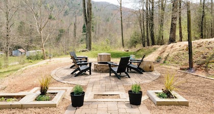 2 CABINS, 3 ACRES- HOT TUB VIEWS & ACCESS TO THE STATE PARK TRAILS