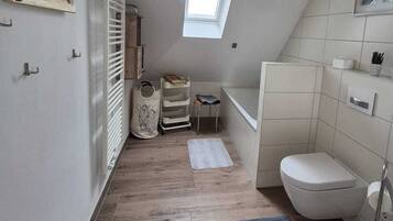 Een haardroger, handdoeken, zeep, shampoo