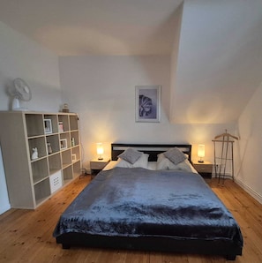 2 bedrooms, desk, travel cot, free WiFi