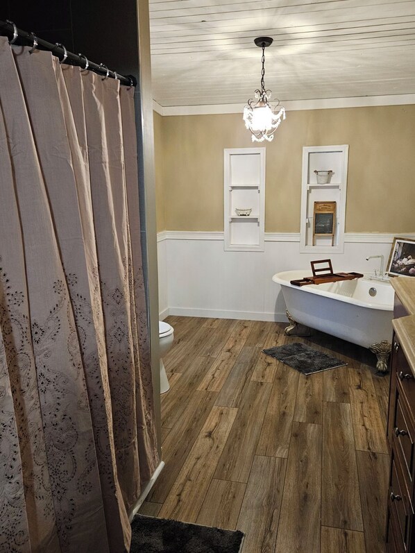 Hair dryer, towels, soap, shampoo - Charming and peaceful 3-bedroom home in delightful Fernandina Beach. (fernandina)