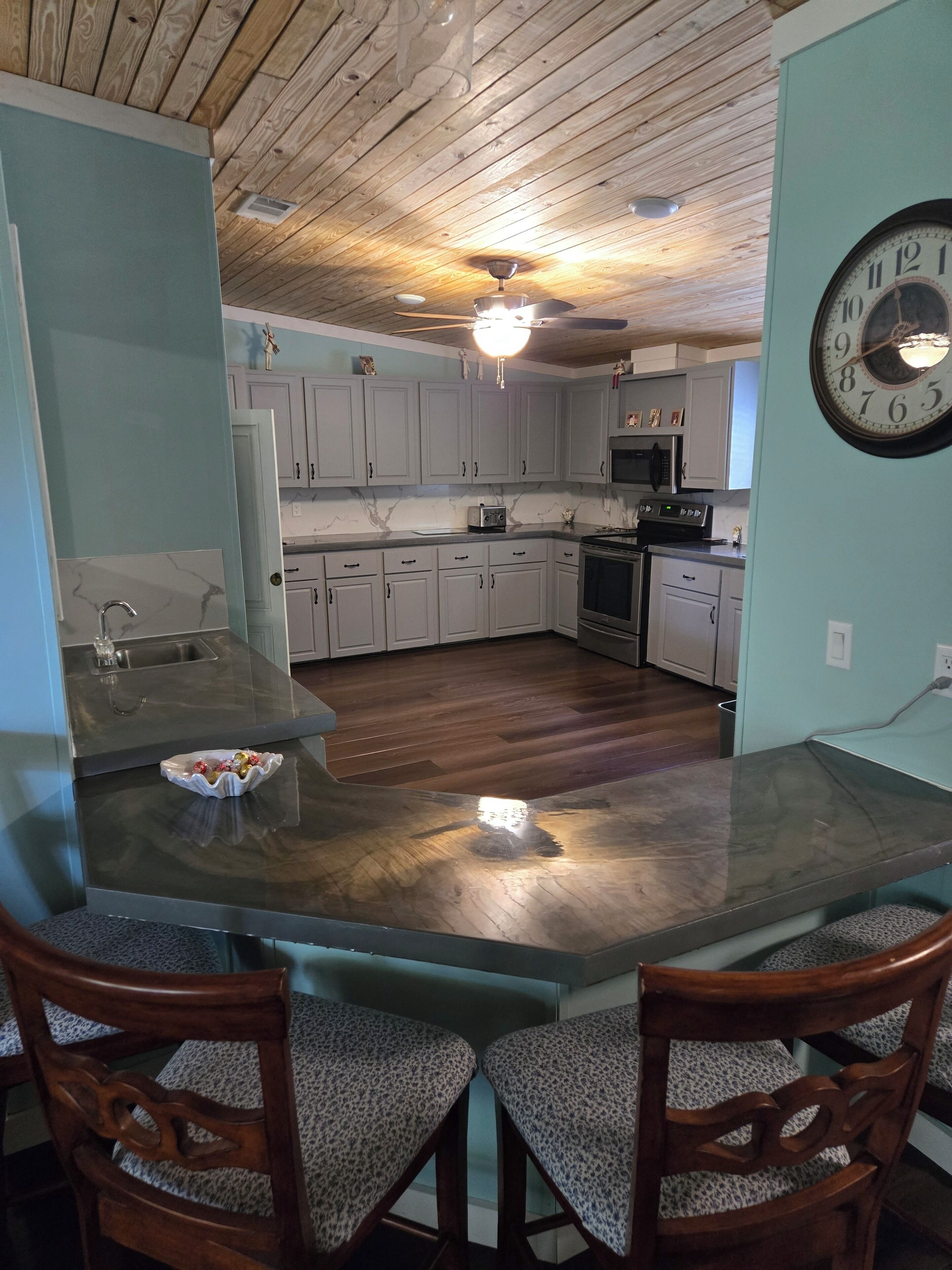 Kylskåp, mikrovågsugn, ugn och spishäll