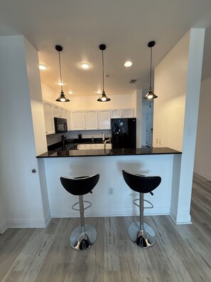 Microondas, horno, placa de cocina y lavavajillas