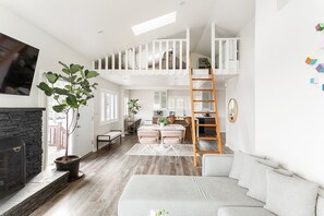 Living area - Urban Oasis: Bright Loft with City View Near Ferry (Seattle)