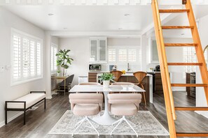 Dining - Urban Oasis: Bright Loft with City View Near Ferry (Seattle)