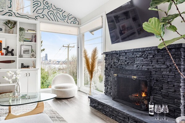 Living area - Urban Oasis: Bright Loft with City View Near Ferry (Seattle)