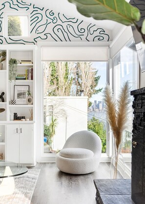 Living area - Urban Oasis: Bright Loft with City View Near Ferry (Seattle)