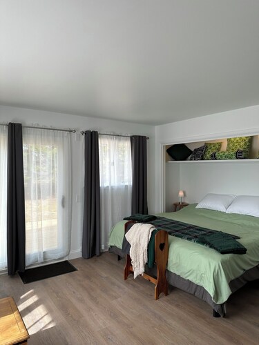Studio in Lake Leelanau with outside entrance, king bed, & WiFi