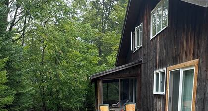 Studio in Lake Leelanau with outside entrance, king bed, & WiFi