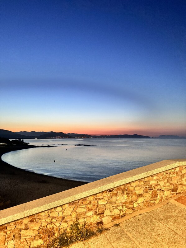 A coastal view with a stone wall and a calm sea. - Domus Lucia 4 (Santa Lucia)