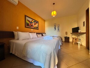 Quadruple Room, Balcony | Free cribs/infant beds, free WiFi, bed sheets - Pousada Villa Zen (Pirenópolis)