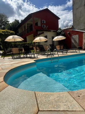Outdoor pool, open 9:00 AM to 10:00 PM, pool umbrellas, sun loungers - Pousada Villa Zen (Pirenópolis)